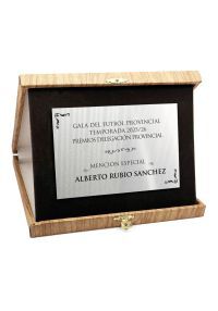 Estuche placas roble de homenaje con soporte interior