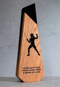 Trofeo de esgrima en madera