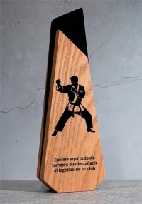Trofeo de karate en madera