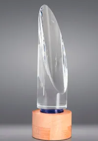 Trofeo de cristal forma prisma circular y base