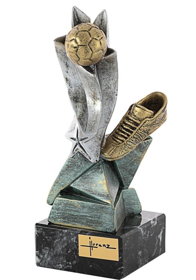 Bota de resina e troféu de bola