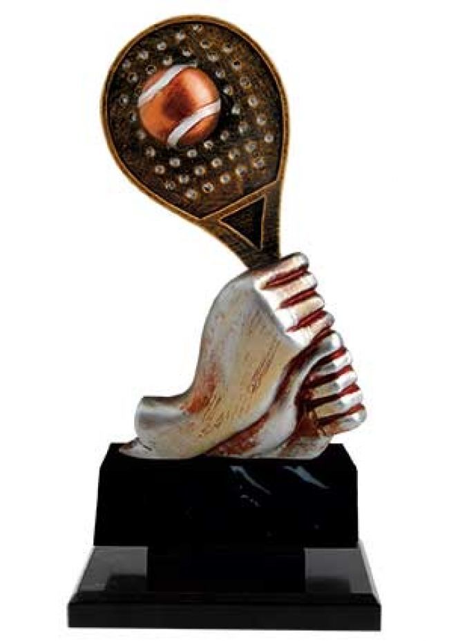 Trofeo de pádel mano con raqueta y pelota Trofeo de pádel mano con raqueta y pelota