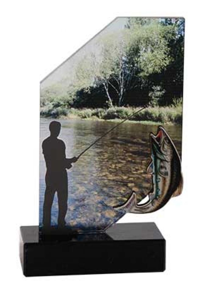 Trofeo de hombre pescando en rio Trofeo de hombre pescando en rio