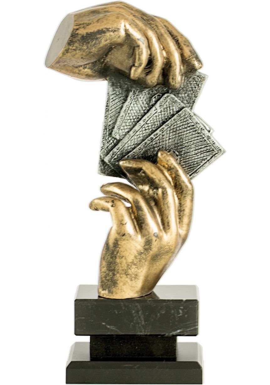 Trofeo de cartas con figura de manos