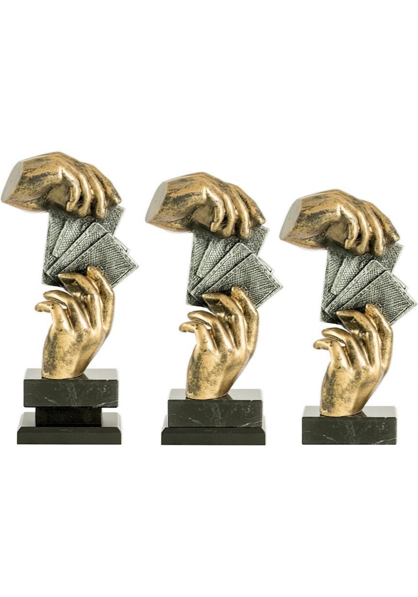 Trofeo de cartas con figura de manos