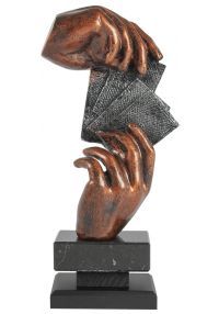 Trofeo de cartas con figura de manos