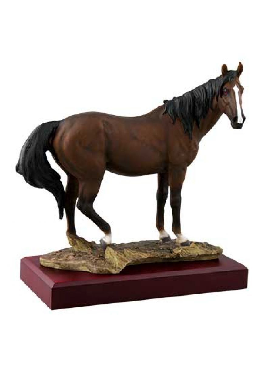 Trofeo de caballos con figura de un caballo marrón