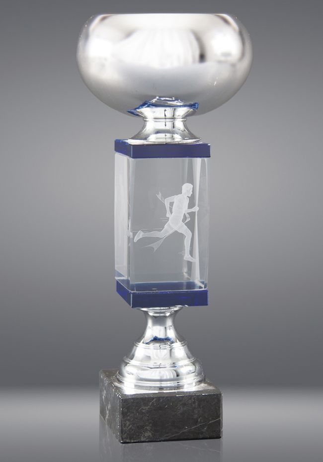 Trofeo de cristal forma copa cuerpo prisma detalle azul base mármol negro Trofeo de cristal forma copa cuerpo prisma detalle azul base mármol negro
