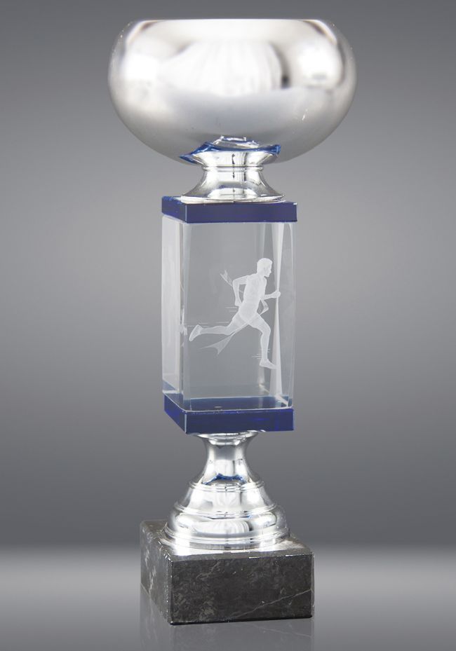 Trofeo de cristal forma copa cuerpo prisma detalle azul base mármol negro