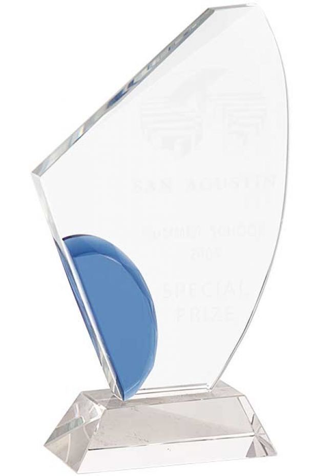 Trofeo de cristal forma vela detalle azul base rectangular cristal