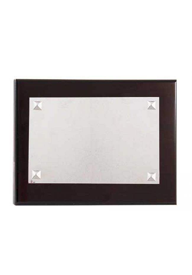 Placa de homenaje plata de ley con forma rectangular y detalle de cuatro remaches en las cuatro esquinas Placa de homenaje plata de ley con forma rectangular y detalle de cuatro remaches en las cuatro esquinas