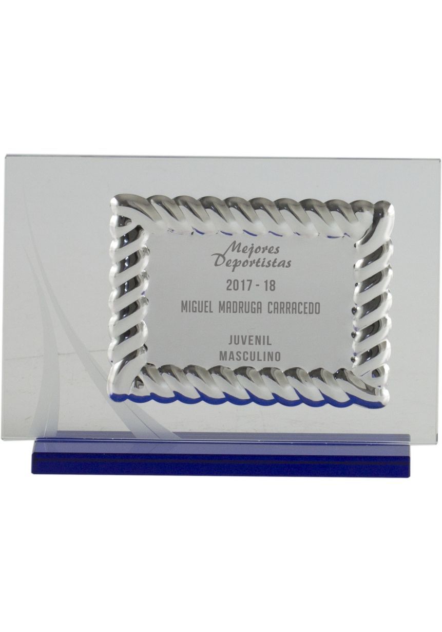 Placa de homenaje cristal en forma rectangular con marco labrado y columna plateada en el lateral