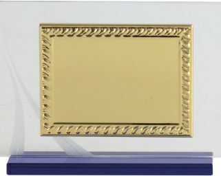 Placa de homenaje cristal en forma rectangular con marco labrado dorado y columna plateada en el lateral
