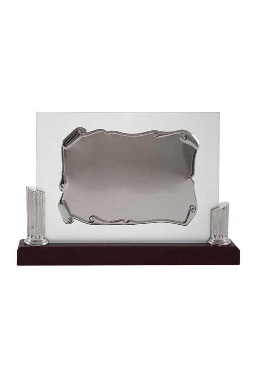 Placa de homenaje cristal en forma pergamino con dos columnas laterales